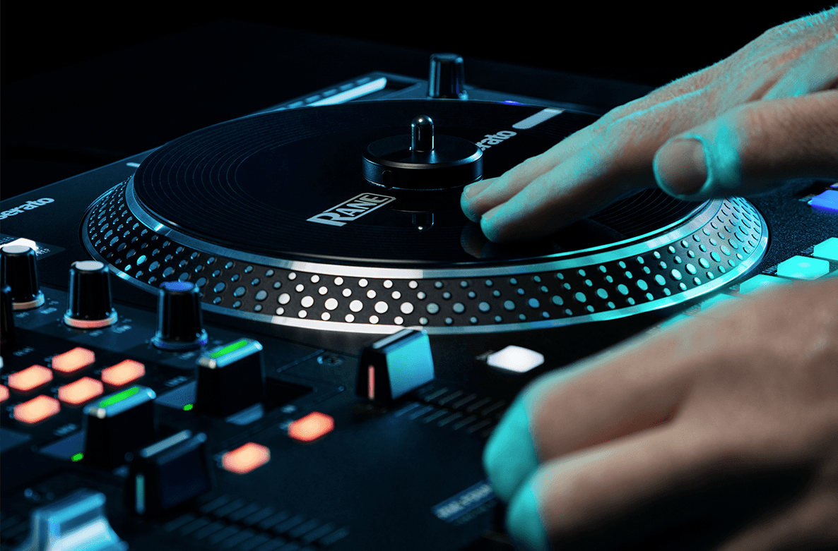 DJ en action pendant un mariage
